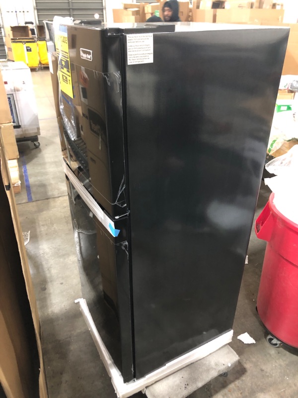 Photo 2 of Magic Chef HMDR1000BE Top Freezer Refrigerator in Black 10.1 cu. ft.