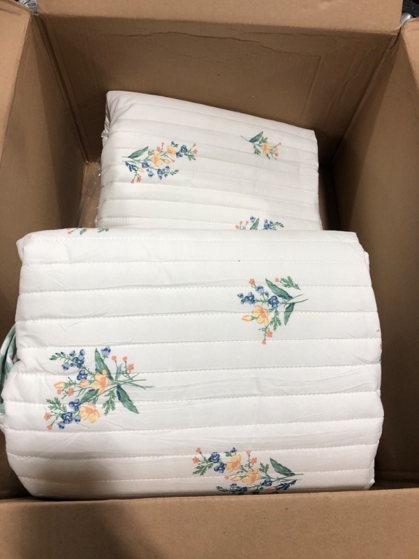 Photo 2 of Bedsure California King Quilt Set - Reversible Floral Quilt Bedding Set, Botanical Spring Flower Microfiber Lightweight Bedspread, Coverlet Set with 2 Pillow Shams for All Seasons (112"x104") Bouquet California King