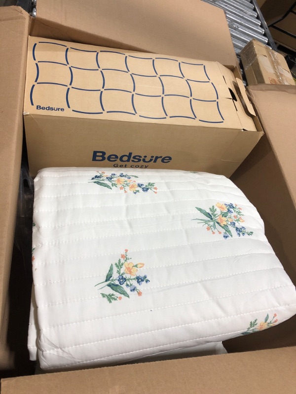 Photo 4 of Bedsure California King Quilt Set - Reversible Floral Quilt Bedding Set, Botanical Spring Flower Microfiber Lightweight Bedspread, Coverlet Set with 2 Pillow Shams for All Seasons (112"x104") Bouquet California King