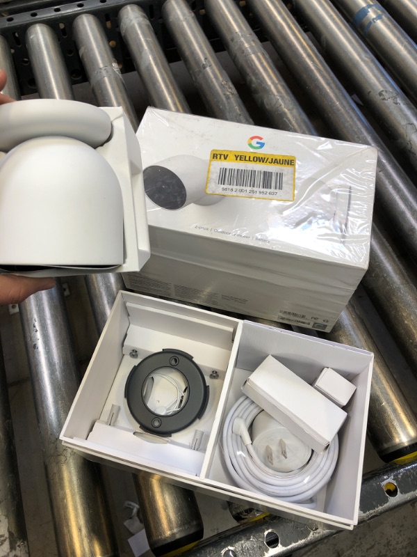 Photo 2 of Google Nest Cam Outdoor or Indoor, Battery - 2nd Generation - (Outdoor or Indoor, Battery) --- ONE PACK