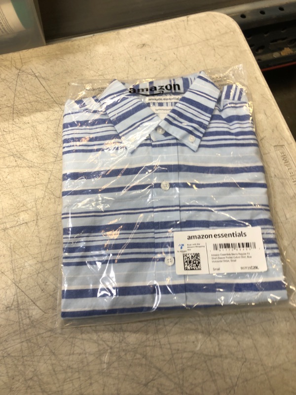 Photo 2 of Amazon Essentials Men's Regular-Fit Short-Sleeve Pocket Oxford Shirt Small Blue Horizontal Stripe
SIZE SMALL 