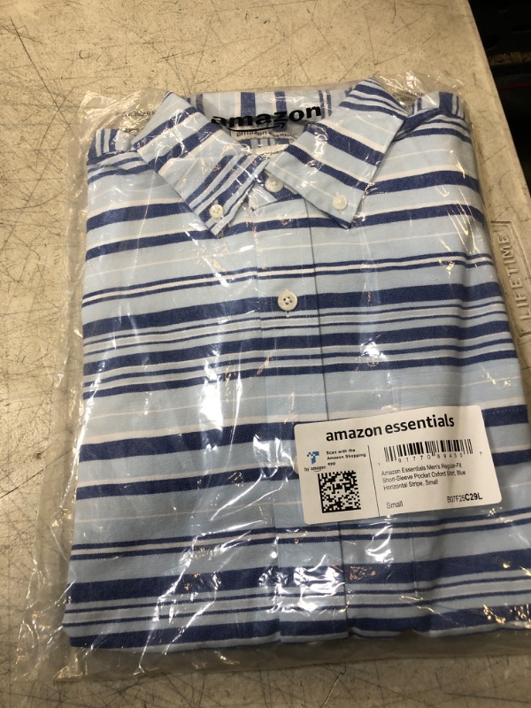 Photo 2 of Amazon Essentials Men's Regular-Fit Short-Sleeve Pocket Oxford Shirt Small Blue Horizontal Stripe