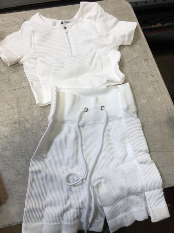 Photo 1 of 2 PIECE ACTIVEWEAR SET
SIZE XS 