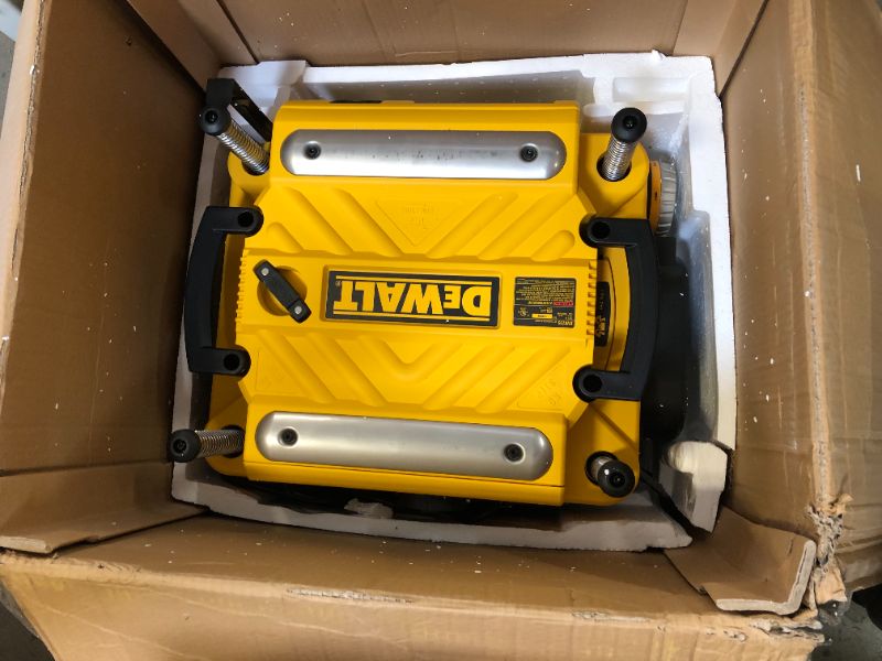 Photo 4 of DEWALT Thickness Planer, Two Speed, 13-inch, 15 Amp, 20,000 RPM Motor (DW735X)
