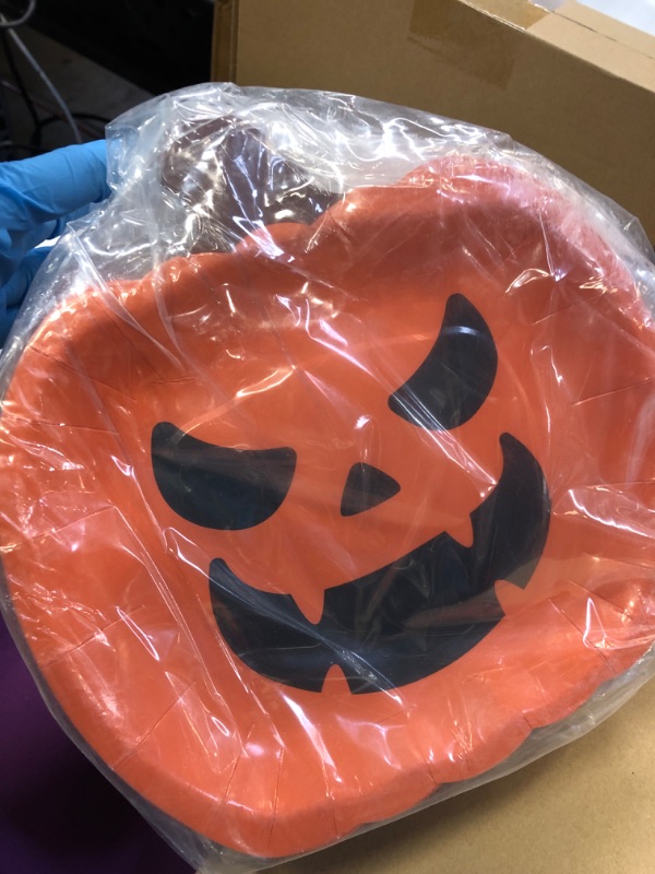 Photo 1 of 100 PCS HALLOWEEN PAPER PLATES 