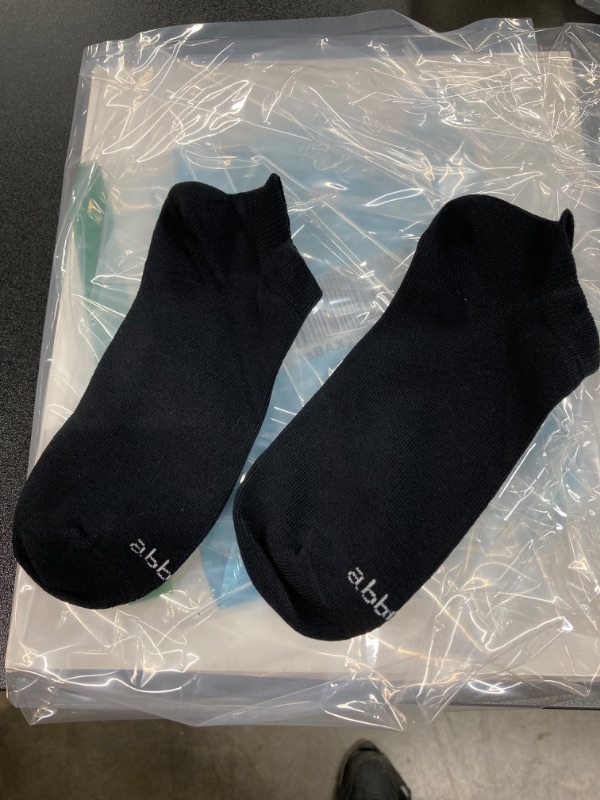 Photo 1 of 6 pairs black ankle socks
9-11 sock size/ 5-9 women shoe size 