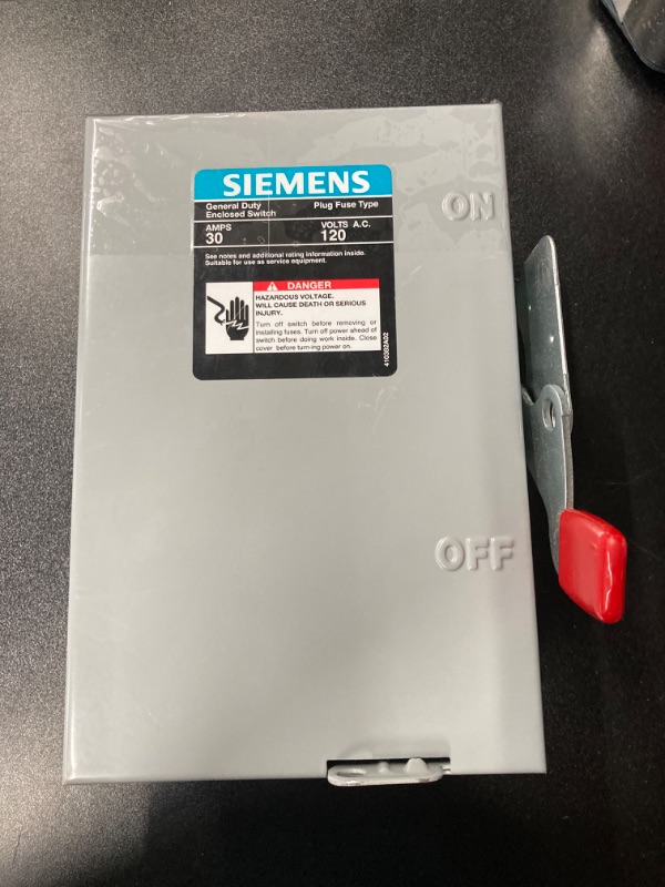 Photo 2 of SIEMENS LF111N 30 Amp, 1 Pole, 120-Volt, PLUG Fused, GB W/N Indoor Rated