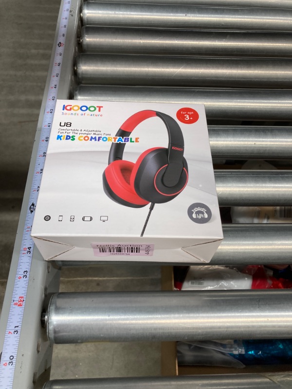 Photo 2 of igooot Kids Headphones Wired,Most Comfortable Over Ear Children Headphones with Microphone,Adjustable,Volume Limiter 85/94dB,for School/Plane/Switch/Amazon-fire-Tablet/ipad,3.5mm Jack,Black&Red.