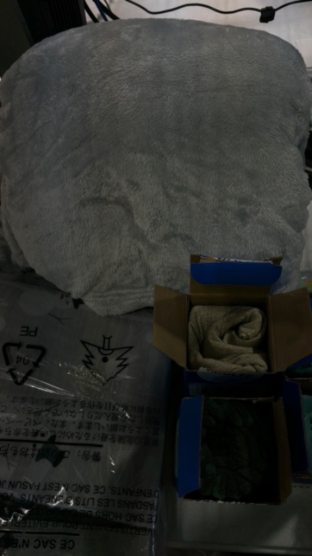 Photo 3 of ***BUNDLED BAG OF  ***
***AS IS / NO RETURNS -  FINAL SALE***large pet bed, pillow cases, blanket, bed skirt and more 