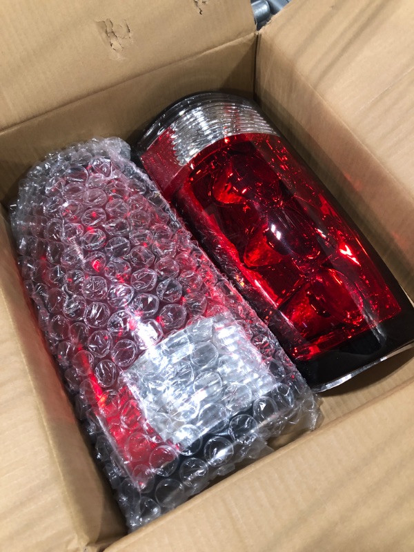 Photo 3 of AUTOSAVER88 Tail Lights Compatible with 1999-2002 Chevy Silverado 1500/2500/3500, 99-06 GMC Sierra, 2007 GMC Sierra Classic models Clear Lens Red Housing Taillights Pair (ONLY Fit Fleetside Models)
