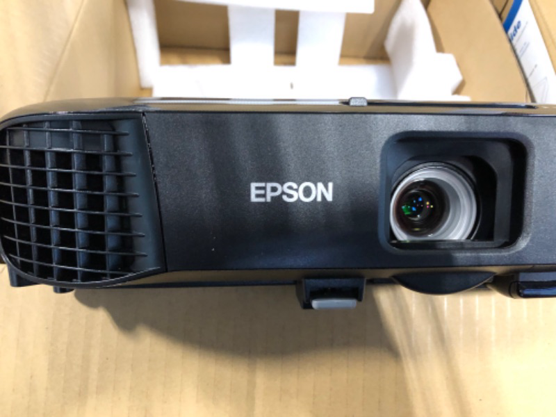 Photo 7 of Epson Pro EX9240 3-Chip 3LCD Full HD 1080p Wireless Projector, 4,000 Lumens Color Brightness, 4,000 Lumens White Brightness, Miracast, 2 HDMI Ports, Built-in Speaker, 16,000:1 Contrast Ratio ***USED**** 
