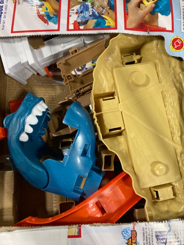 Photo 1 of Hot Wheels Color Shifters Sharkport Showdown [Amazon Exclusive] & Track Builder Straight Track with Car [Styles May Vary] Sharkport Showdown + Track