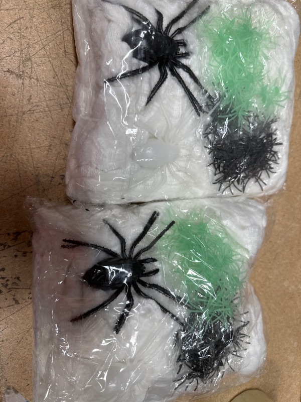 Photo 1 of 1000 sqft Halloween Spider Web Decorations,Super Stretch Spider Web with 60 Plastic Fake Spider Halloween Party Supplies Scene Props Indoor Outdoor Decorations for Bar Haunted House (300g/10.58 oz)