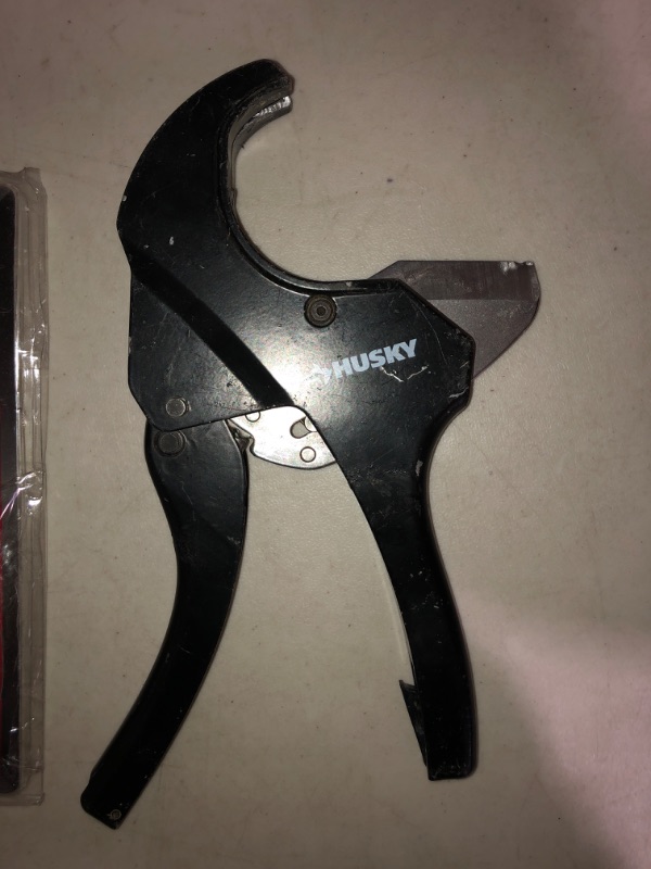 Photo 3 of (NON-REFUNDABLE) Husky 2 in.PVC, CPVC, PP, PEX and PE piping Ratcheting PVC Cutter with quick change blade mechanism