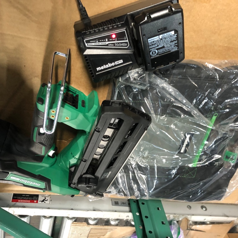 Photo 5 of [FOR PARTS, READ NOTES] NONREFUNDABLE
 Metabo HPT 3.5-in 21-Degree Cordless Framing Nailer (Battery & Charger Included)