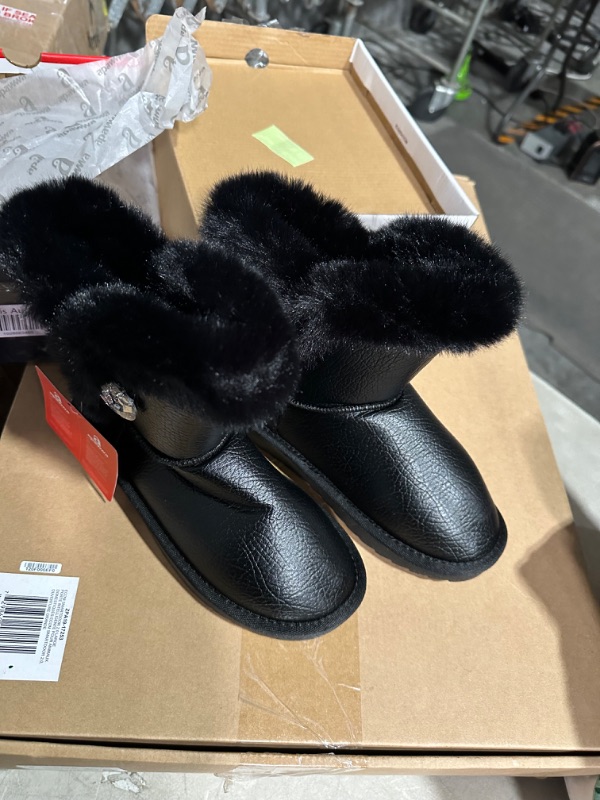 Photo 3 of DAMAGE/ SEE NOTESE******
Apawwa Fur Snow Boots, Size 3 Big Kid