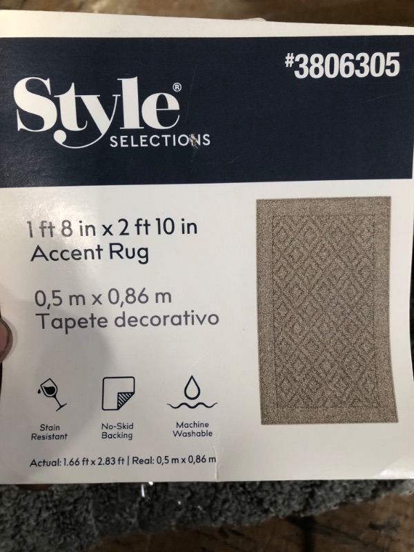 Photo 1 of 1FT 8 IN X 2FT 10 IN ACCENT RUG