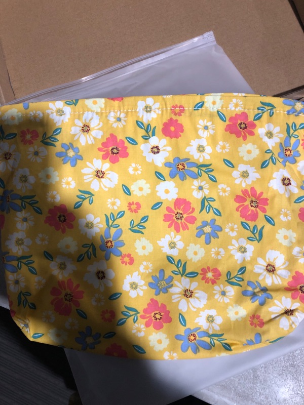 Photo 2 of * used *
ZIEEZCYY Travel Cosmetic Bag Stylish Daisy Design Makeup Bag