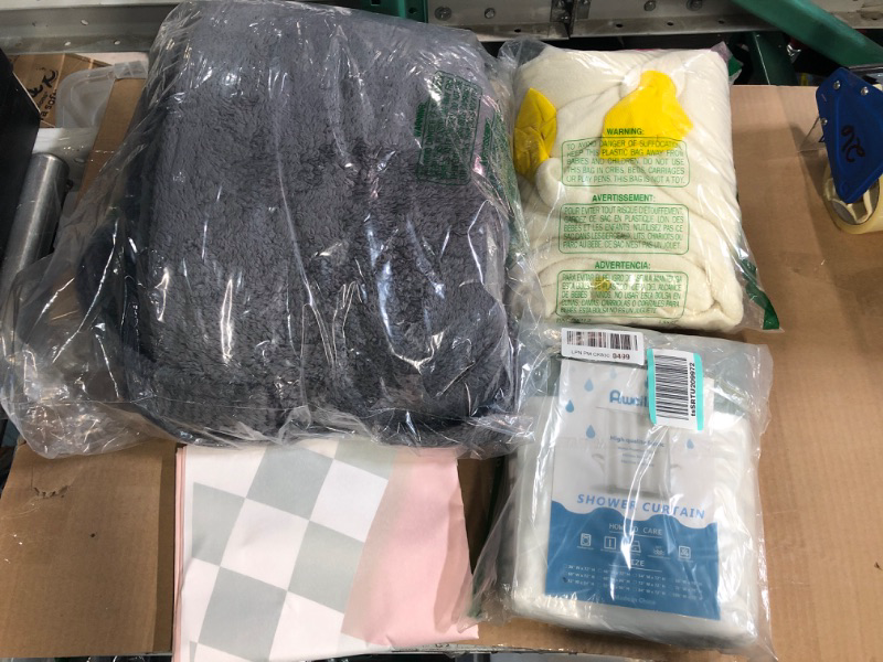 Photo 1 of ***BUNDLE***No Returns***Blanket & Misc.***