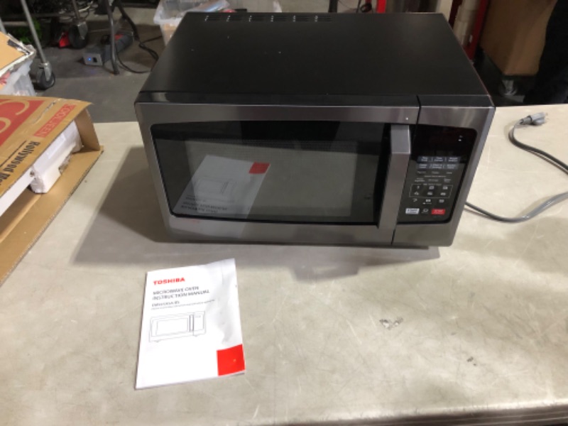 Photo 5 of ***USED - POWERS ON - UNABLE TO TEST FURTHER***
TOSHIBA EM925A5A-BS Countertop Microwave Oven, 0.9 Cu Ft