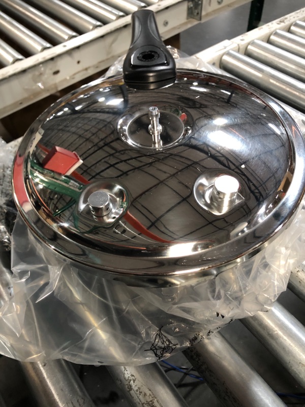 Photo 3 of ***USED - MIGHT BE MISSING PARTS - LID SEEMS JAMMED SHUT***
WantJoin Pressure Cooker, 10 Quart Stainless Steel Pressure Canner, Induction Compatible Cookware with Spring Valve Safeguard Devices,Compatible with Gas & Induction Cooker 10.5 Qt