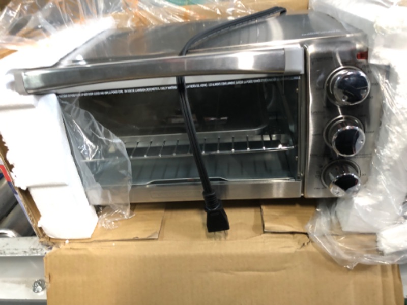 Photo 1 of ***SCRARCHED ON SIDES*SMALL DENT ON TOP*HEAT MARKS ON GLASS AND FRONT PLATR*PICTURED***
BLACK+DECKER 4-Slice Toaster Oven Stainless Steel