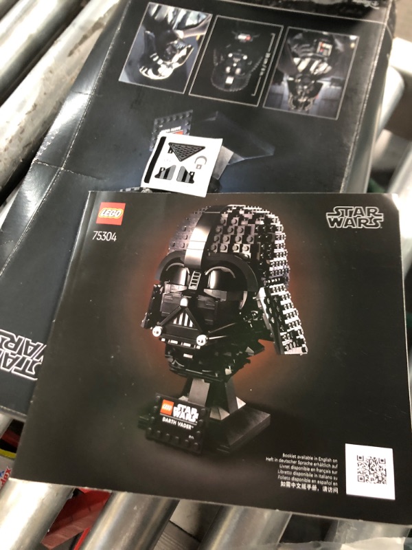 Photo 3 of 75304 LEGO Star Wars Darth Vader Helmet 