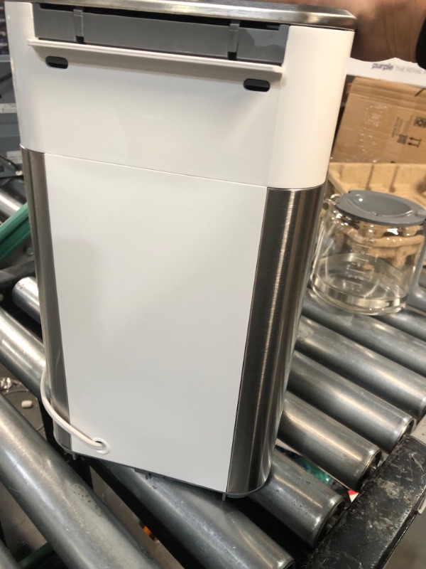 Photo 1 of **READ NOTES, MINOR DAMAGE**
Braun KF6050WH BrewSense Drip Coffee Maker, White