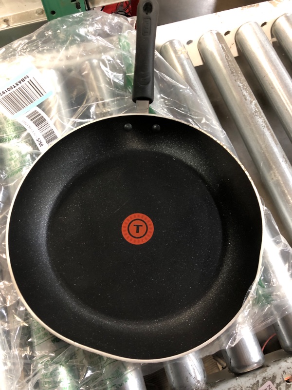 Photo 2 of (no returns see photos) T-fal E93808 Professional Nonstick Fry Pan, Nonstick Cookware, 12.5 Inch Pan, Thermo-Spot Heat Indicator, Black 12.5-Inch