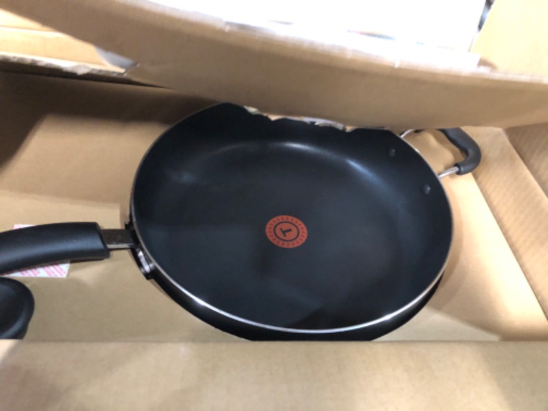 Photo 2 of * used *
T-fal B36290 Specialty Nonstick 5 Quart Jumbo Cooker Saute Pan with Glass Lid, Black