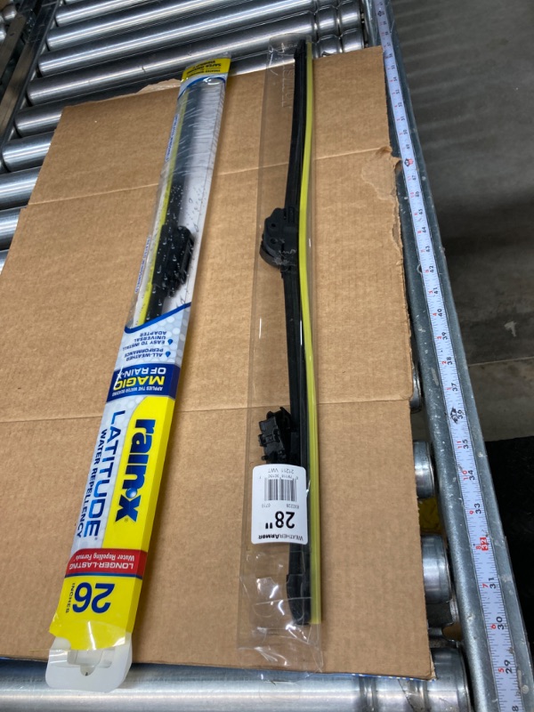 Photo 1 of Rain-X 5079281-2 Latitude 2-In-1 Water Repellent Wiper Blades, 26 Inch Windshield Wipers (Pack Of 1), Automotive Replacement Windshield Wiper Blades With Patented Rain-X Water Repellency Formula 26" Single Wiper Blades

weather armor 28" Water Repellent W