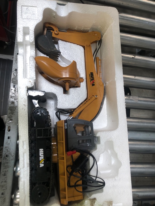 Photo 2 of ***HEAVILY USED AND DIRTY - MISSING BATTERY - UNABLE TO TEST***
Hiitytin RC Excavator, Remote Control Excavator Construction Tractor with Metal Shovel, Full Metal Remote Control Backhoe RC Construction Vehicles Toys for Kids Adults