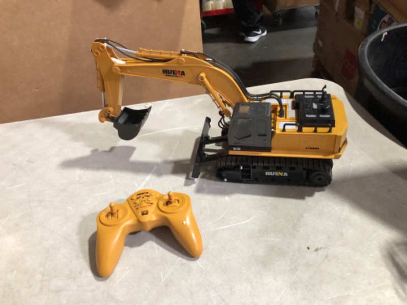 Photo 6 of ***HEAVILY USED AND DIRTY - MISSING BATTERY - UNABLE TO TEST***
Hiitytin RC Excavator, Remote Control Excavator Construction Tractor with Metal Shovel, Full Metal Remote Control Backhoe RC Construction Vehicles Toys for Kids Adults