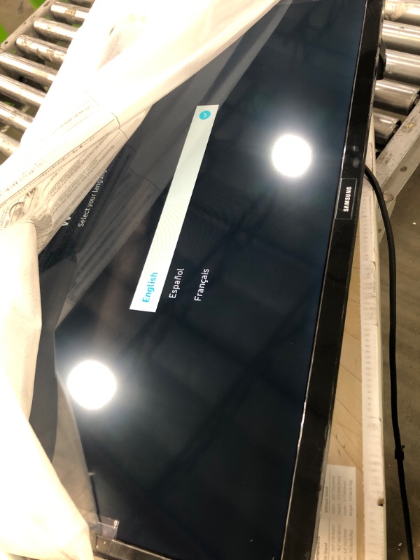 Photo 2 of SAMSUNG 32-inch Class LED Smart FHD TV 1080P (UN32N5300AFXZA, 2018 Model)