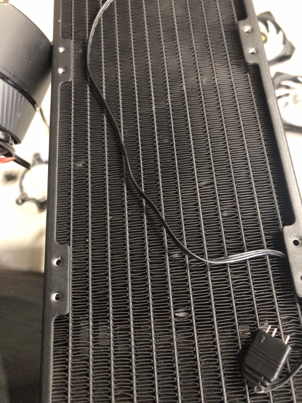 Photo 6 of ***DAMAGED - RADIATOR FINS GOUGED AND SCRATCHED - LIKELY MISSING PARTS - UNABLE TO TEST***
Gigabyte AORUS WATERFORCE X 360 3 x 120 mm Fan