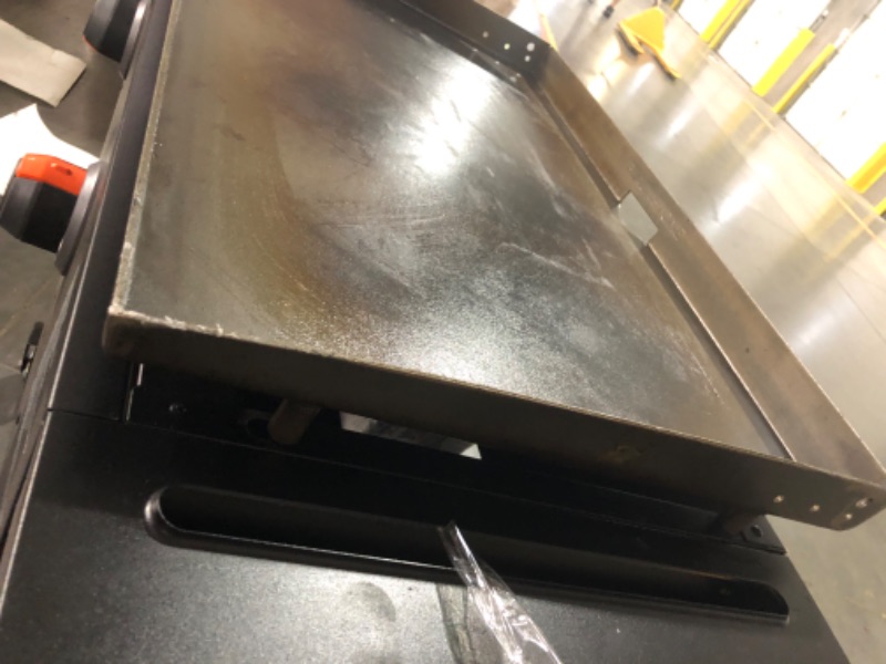 Photo 4 of **door won't stay on, prev used, very dirty***Blackstone 28" Griddle Value Bundle 2-Burner Liquid Propane Flat Top Grill
