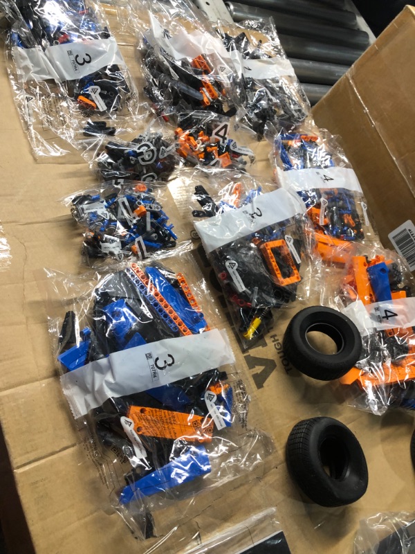 Photo 2 of **missing 1 wheel could be missing more**LEGO Technic McLaren Formula 1 Race Car 42141 Building Set for Adults (1,434 Pieces) Standard Packaging