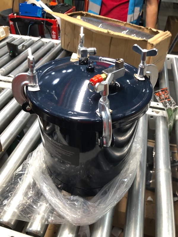 Photo 2 of VEVOR Spray Paint Pressure Pot Tank, 10L/2.5gal Air Paint Pressure Pot, 1.5mm+4mm Two Nozzles Two Spray Paint Guns - 60PSI Max 10L1.5mm+4.0mm