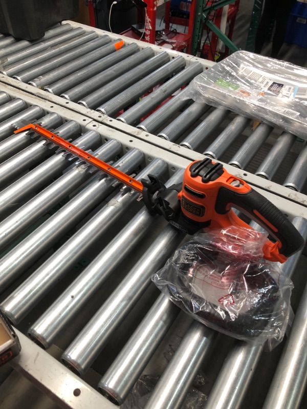 Photo 3 of BLACK+DECKER Hedge Trimmer with Saw, 20-Inch, Corded (BEHTS300)