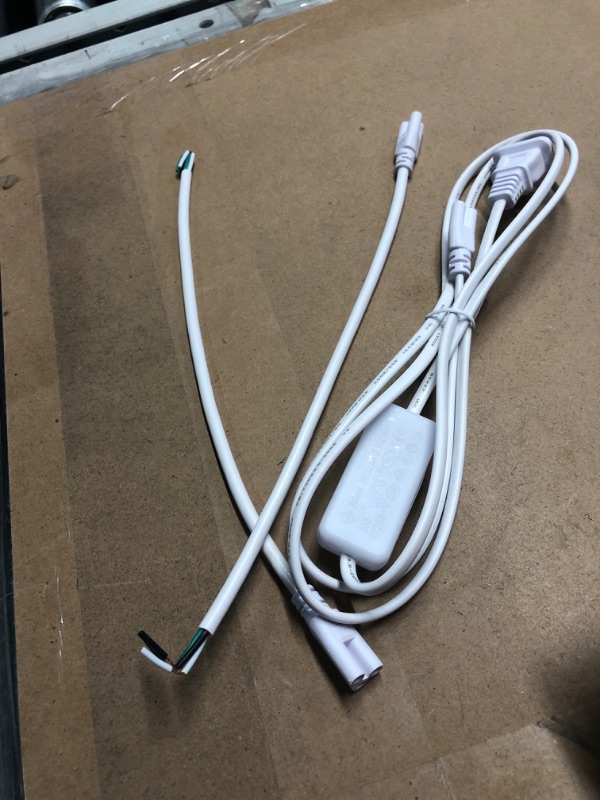 Photo 2 of **For parts only and nonrefundable**
(Pack of 6) 4FT LED Shop Light, 24W 4 Foot T8 Integrated Tube Light,Clear Cover 6000K Daylight White,with ON/Off Switch Cable, Plug and Play, for Household Ceiling, Garage and Under Cabinet Lighting 4ft 24w Clear Cover