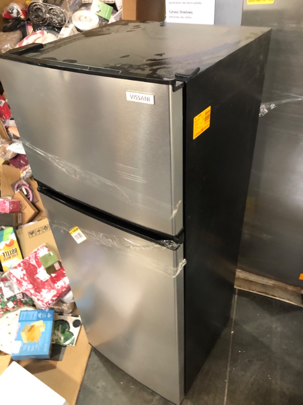 Photo 5 of ***SCRATCH AND DENT - UNTESTED - SEE COMMENTS***
Vissani 7.1 cu. ft. Top Freezer Refrigerator in Stainless Steel Look