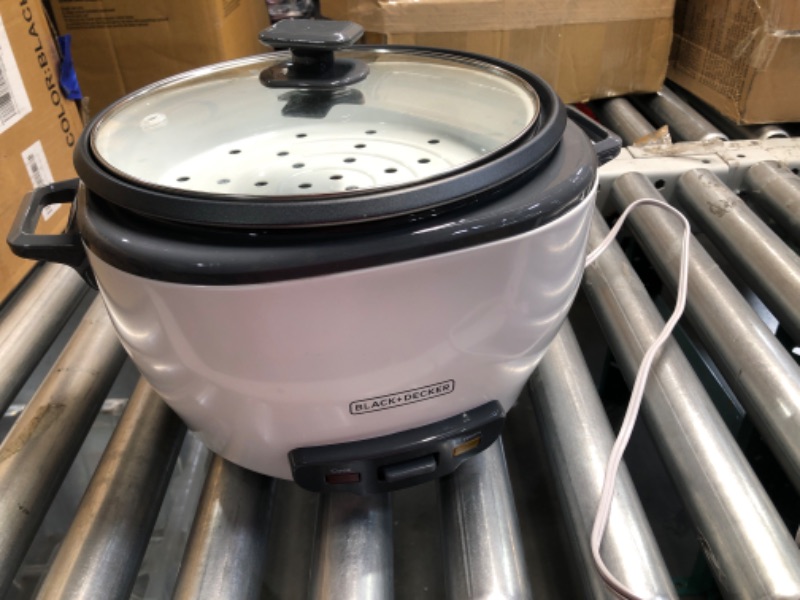 Photo 1 of (MINOR DAMAGE) (NO RETURNS) 
BLACK DECKER RICE COOKER