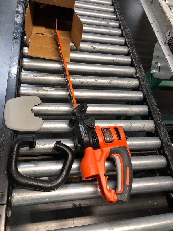 Photo 2 of **CORD NOT FOUND**BLACK+DECKER Hedge Trimmer with Saw, 20-Inch, Corded (BEHTS300)