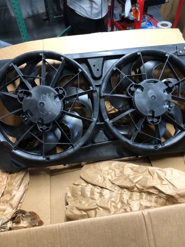 Photo 2 of GM 15-80760 Engine Cooling Fan Assembly with Shroud