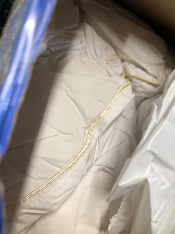 Photo 2 of ***USED*MINOR DAMAGE FROM WEAR***
Feathers Down Comforter Full/Queen, Hotel-Style Fluffy Duvet Insert, Ultra-Soft Egyptian Cotton Fabric, 750 Fill Power 46oz Medium Weight for All Season(90x90, White)