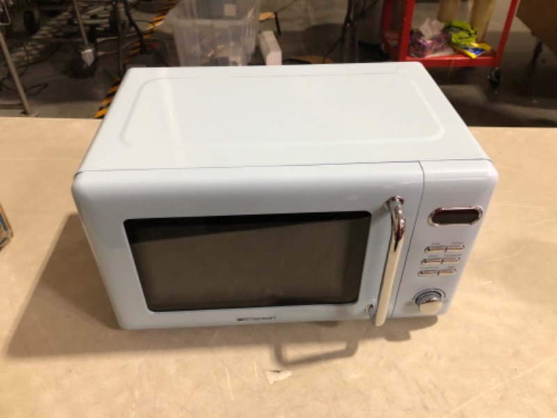 Photo 10 of ***USED - DAMAGED - DENTED - POWERS ON - UNABLE TO TEST FURTHER***
Emerson 0.7 Cu. Ft. Retro Digital Microwave Oven with Timer & LED Display, 700W, 5 Micro Power Levels, MWR7020BL, Blue
