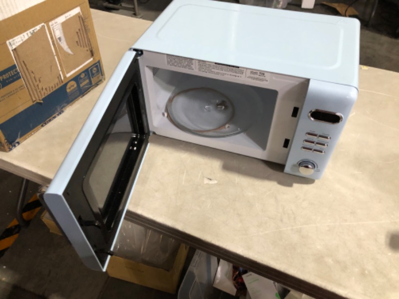 Photo 9 of ***USED - DAMAGED - DENTED - POWERS ON - UNABLE TO TEST FURTHER***
Emerson 0.7 Cu. Ft. Retro Digital Microwave Oven with Timer & LED Display, 700W, 5 Micro Power Levels, MWR7020BL, Blue
