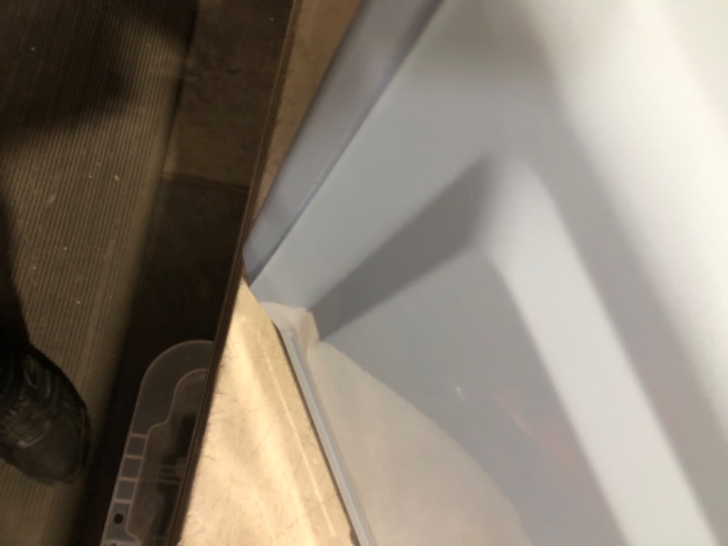 Photo 1 of ***USED - DAMAGED - DENTED - POWERS ON - UNABLE TO TEST FURTHER***
Emerson 0.7 Cu. Ft. Retro Digital Microwave Oven with Timer & LED Display, 700W, 5 Micro Power Levels, MWR7020BL, Blue
