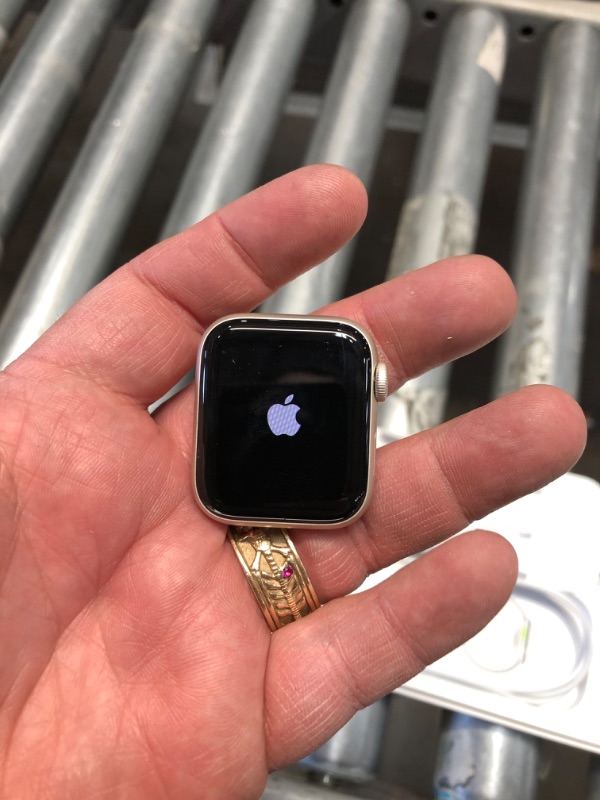 Photo 6 of Apple Watch SE (2nd Gen) [GPS 40mm] Smartwatch with Starlight Aluminum Case with Starlight Sport Loop. Fitness & Sleep Tracker, Crash Detection, Heart Rate Monitor, Carbon Neutral
