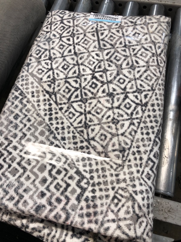 Photo 1 of 4'x6' Grey/White Patterned Area Rug 